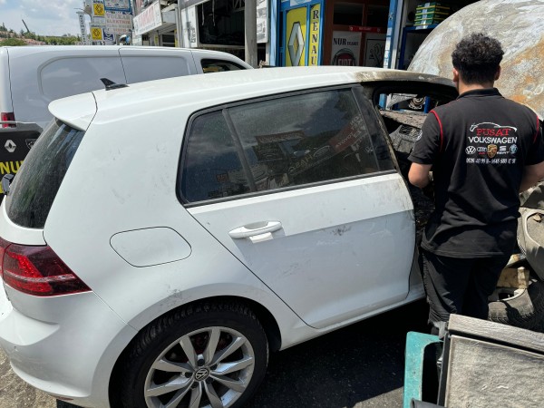 VOLKSWAGEN GOLF 7 ÇIKMA SAG ARKA KAPI HATASIZ BEYAZ RENK KAPI