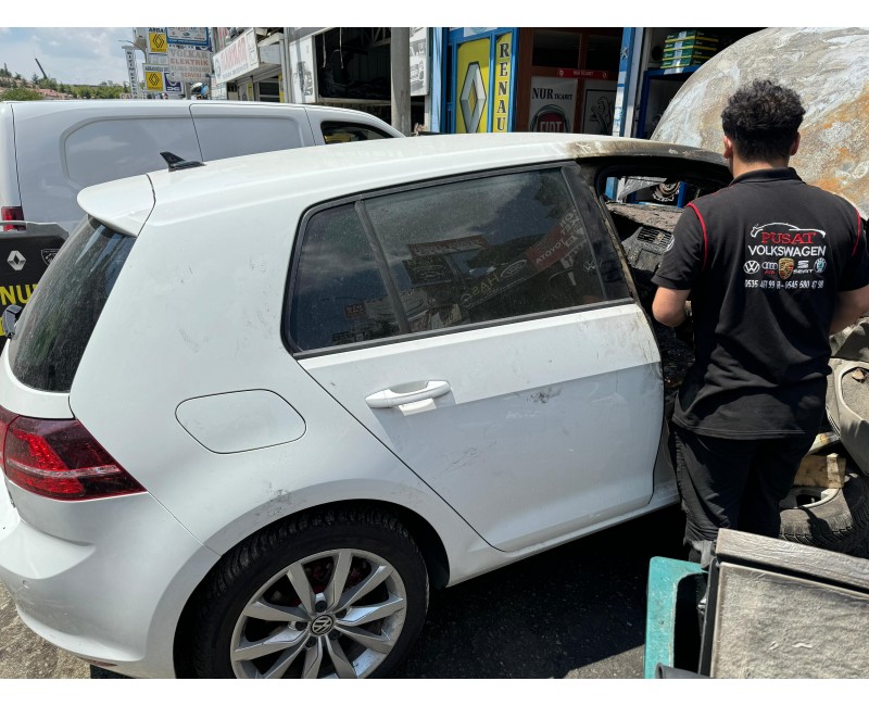 VOLKSWAGEN GOLF 7 ÇIKMA SAG ARKA KAPI HATASIZ BEYAZ RENK KAPI